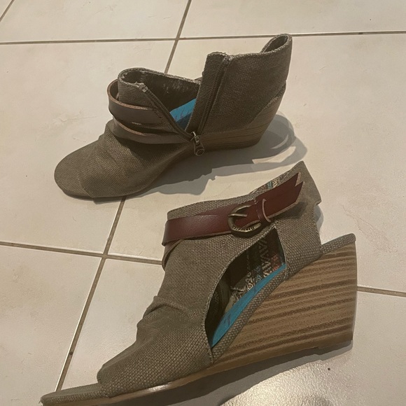 Blowfish Wedge Heel Shoes. - Picture 2 of 5